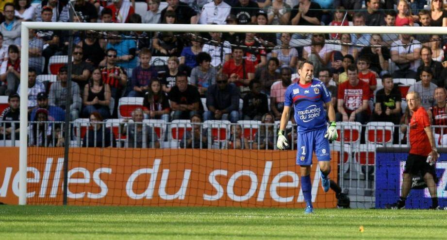 David Ospina victime d'une entorse ligamentaire au genou gauche pendant la défaite de l'OGC Nice contre Bordeaux.