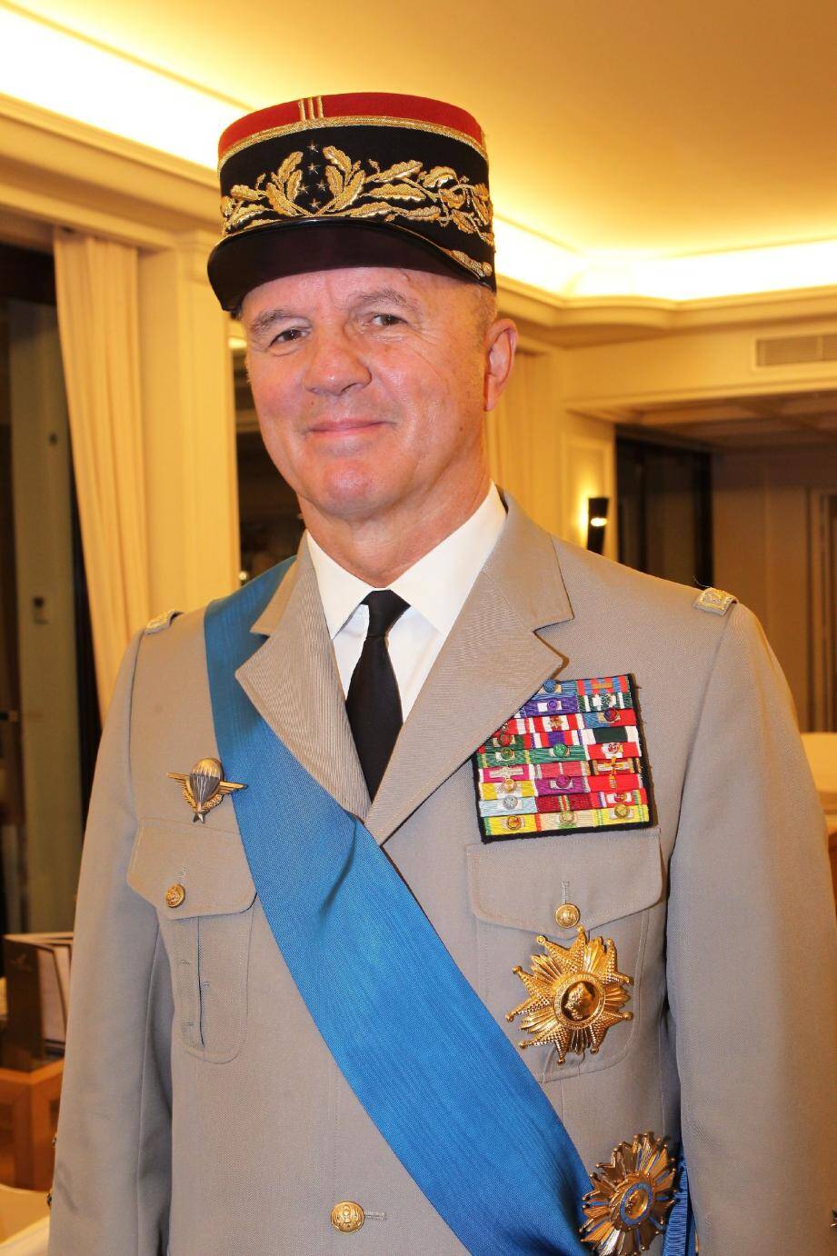 Général Georgelin 11-Novembre: le général Georgelin plaide pour "le maintien d'armées