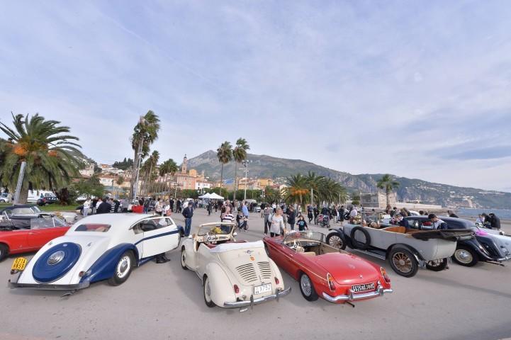 Depuis ce samedi matin, une vingtaine de voitures anciennes décorées sont exposées sur l'esplanade Francis-Palmero. 