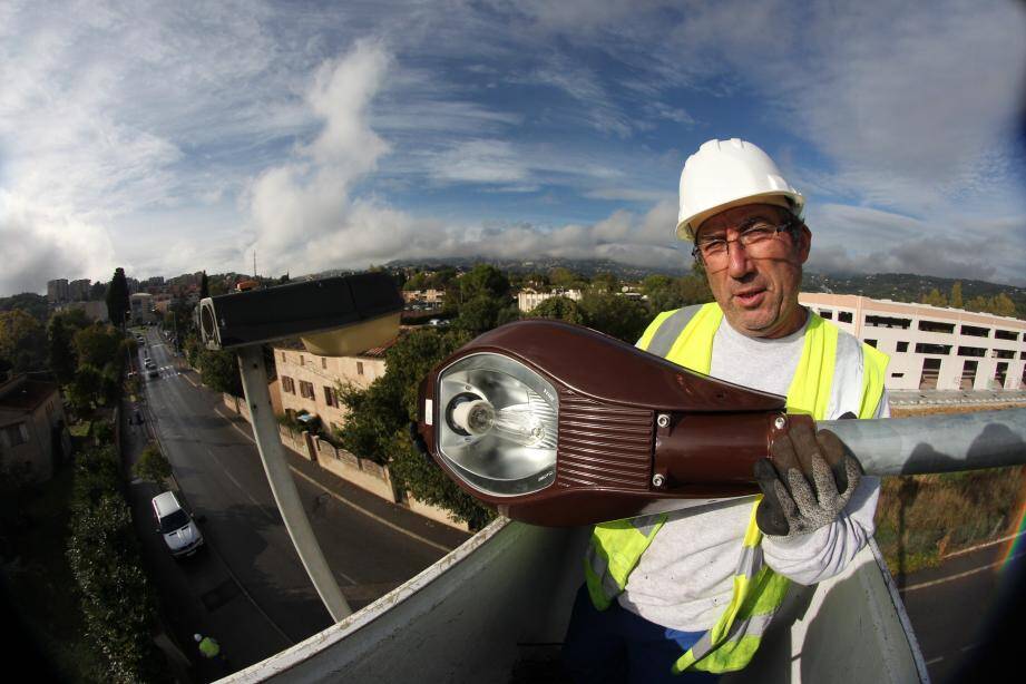 C’est l’entreprise Pignatta qui a remporté l’appel d’offres et qui se chargera de l’entretien des luminaires, comme ici, devant le collège des Jasmin, au Plan.