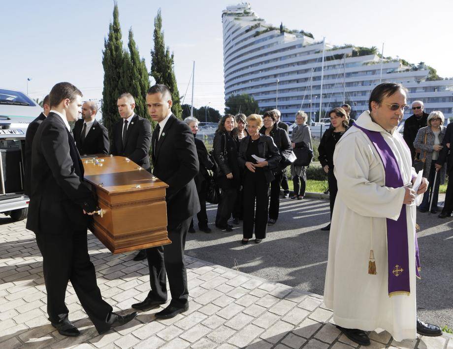 Même pour la cérémonie d’hommage, les silhouettes imposantes et futuristes de Marina ont accompagné Jean Marchand.