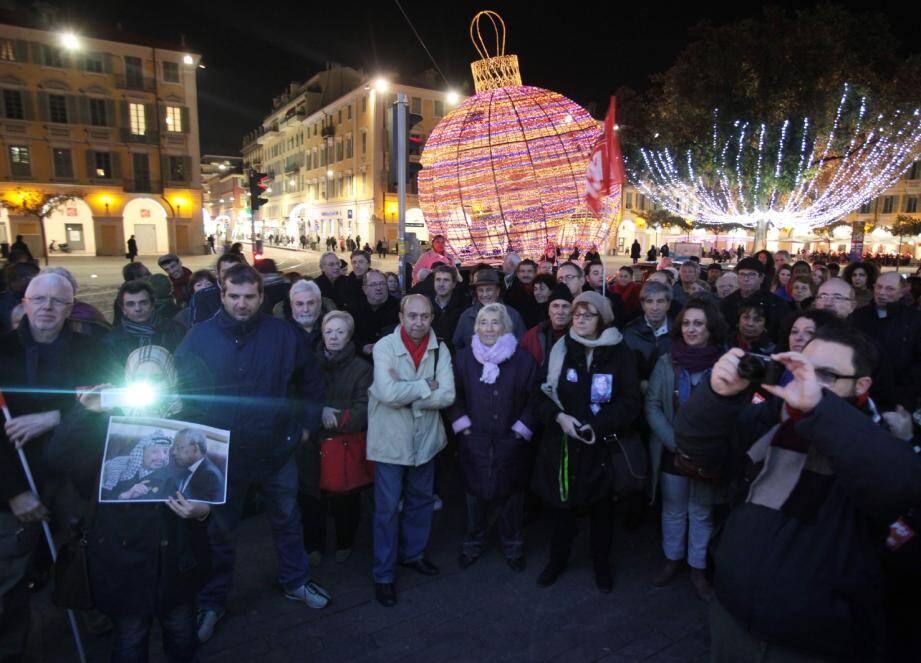 80 personnes se sont rassemblées dans le froid pour applaudir Madiba.