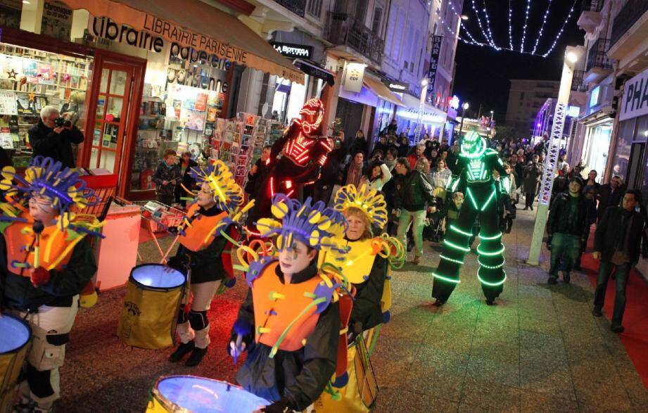 Les robots sur échasses aux couleurs chatoyantes ont impressionné la foule. À côté d'une patinoire attractive, au ciel de diodes multicolores, la fresque réalisée par les collégiens du cours de Sabine Belli. En bas à droite, les handballeurs du SRVHB ont dédicacé pour leurs fans.