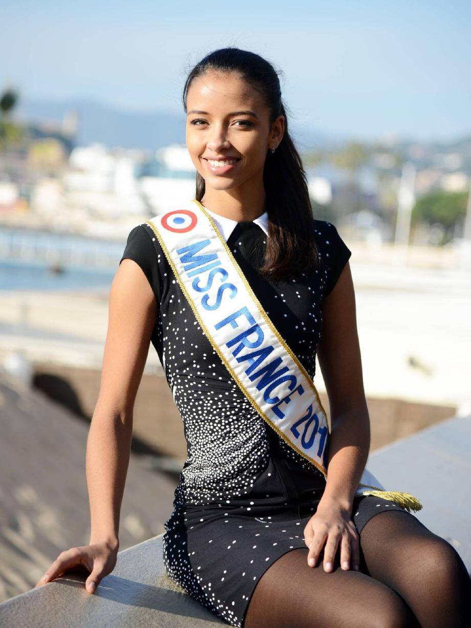 Souriante, disponible, Flora Coquerel a conquis le cœur des fans après celui du jury des Miss France et des personnes qui ont voté pour elle.