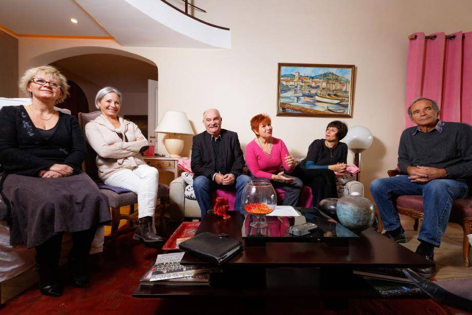 Virginie Mitault-Boinais, Françoise Magnan, Guy Marchetto, Christiane Millet-Bacci (en rose), Ghislaine Orru-Sivignon, André Van Gaver s'engagent sur la liste « Ensemble maîtrisons l'avenir du Castellet ».