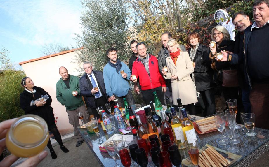 Les parrains des dix ruches et les sympathisants de la cause, comme le champion de boules Zwonko Radnic, se sont retrouvés pour la distribution des pots de miel.