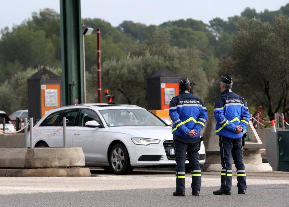 Dans le Var, les pelotons motorisés (PMO) de Saint-Maximin et du Cannet-des-Maures « tiennent » l’autoroute A8. À partir du péage du Capitou, c’est le PMO de Mandelieu qui prend le relais.