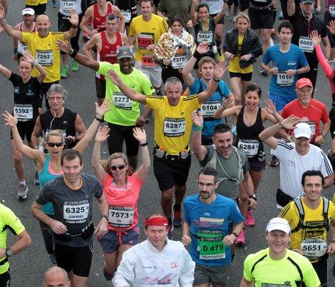 Des coureurs lors du 6e marathon Nice-Cannes sur la Promenade des Anglais. 