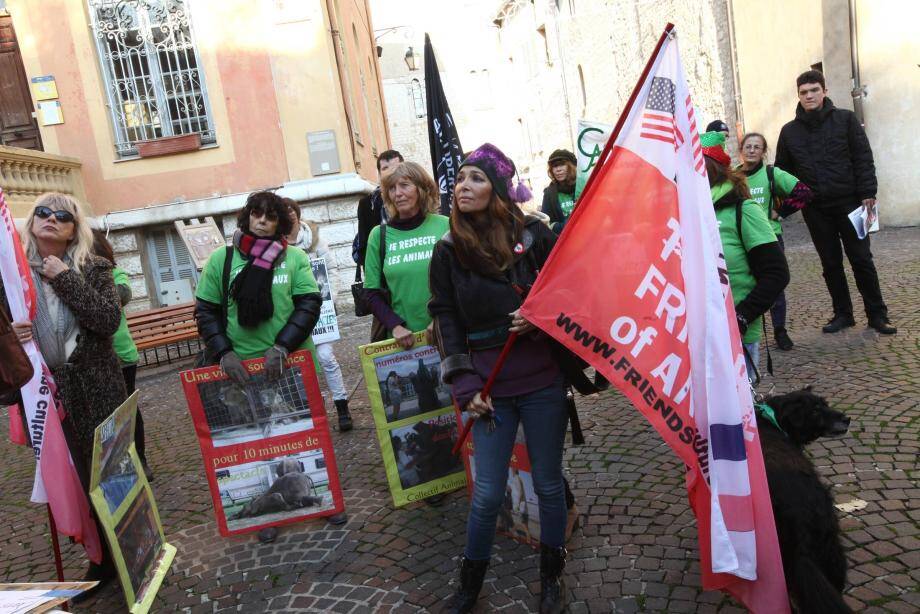 Les militantes de Friends of animals devant la mairie de Vence