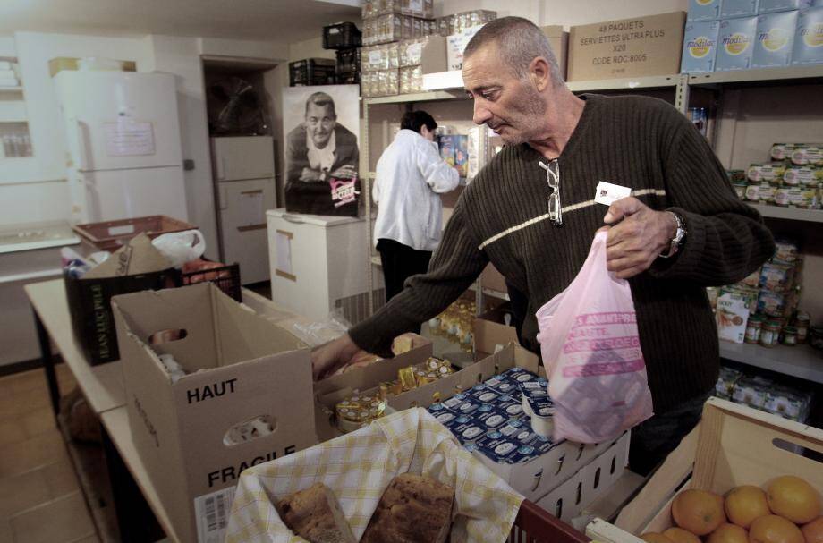 Des bénévoles distribuent six repas par semaines. Un repas comprend : lait, protides, accompagnements, produits laitiers et dessert.