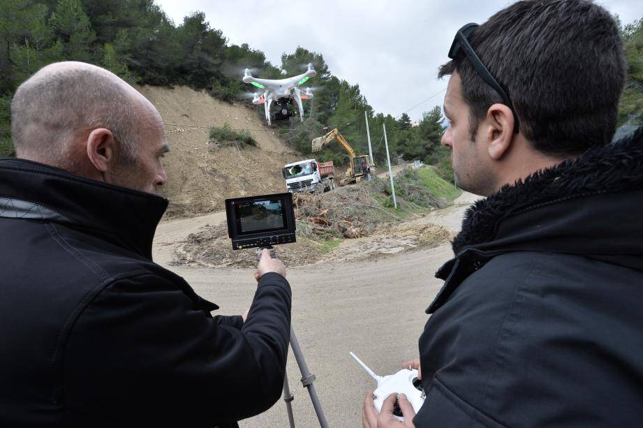 Le drone a été d’une précieuse utilité pour évaluer les dégâts sur la route qui monte au parc du Souvenir. Une personne au pilotage et l’autre, un œil fixé sur l’écran de retour, pour pouvoir diriger la caméra.