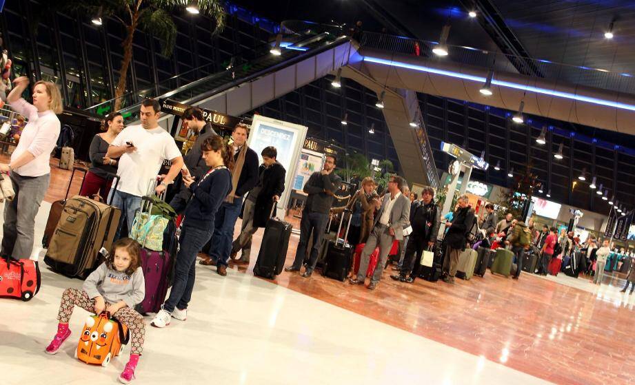 Longues files d'attente samedi à l'aéroport de Nice