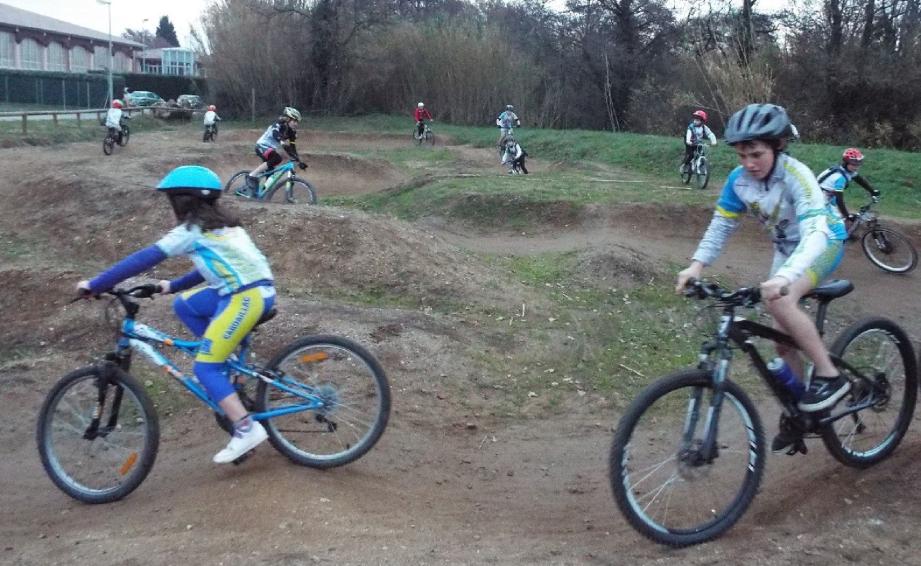 Si le pump track des Blaquières fait le bonheur des jeunes vététistes de l'Union cycliste grimaudoise, il est également ouvert à tous.