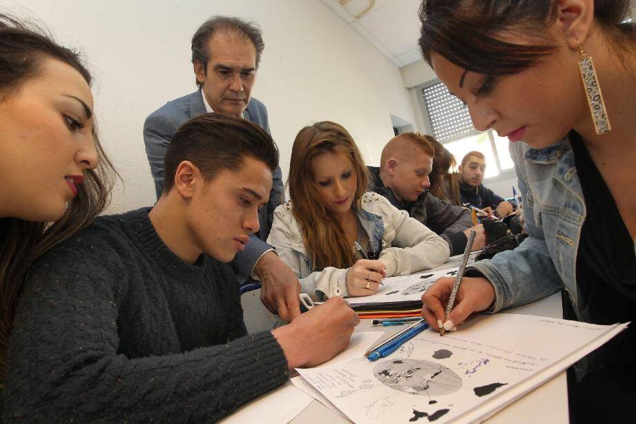 Au lycée professionnel Magnan à Nice, 18 élèves, ayant échoué au bac pro en juin dernier, testent le module Moréa. Pour repréparer cet examen, avec cours sur mesure et stages en entreprises. D'où la visite, ce matin, du ministre Vincent Peillon pour découvrir ce dispositif qui participe à la lutte contre le décrochage.