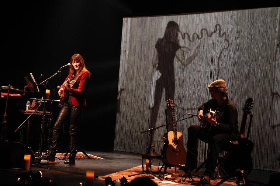 Tour à tour séductrice, câline, mutine ou cabotine, Carla Bruni a chanté l'amour hier soir au palais des congrès de Saint-Raphaël.