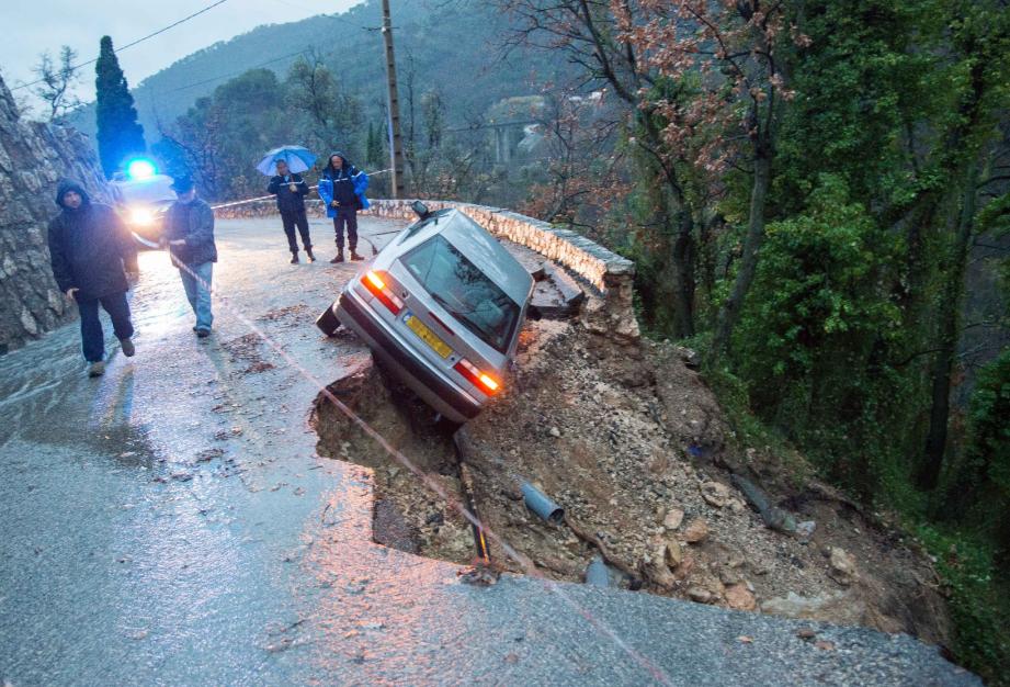 Près de Gorbio, la route s'est littéralement affaissée sous ce véhicule, retenu par une simple canalisation.