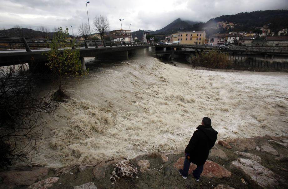 Le Paillon, près du quartier sensible de L'Ariane, au nord de Nice, était à peine reconnaissable vendredi après-midi.