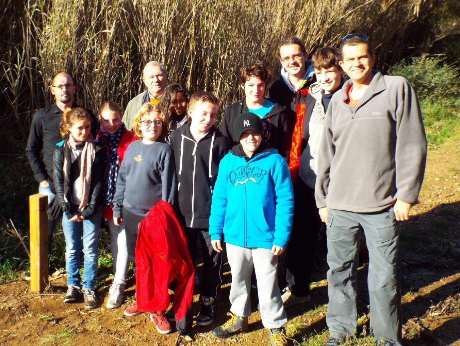 La douzaine d'enfants inscrits à l'école municipale des sports de nature en compagnie de l'adjoint aux sports Jean-Marie Toucas, du chef du service des sports Vincent Cobos et des deux moniteurs en charge de cette école Mickaël Lecontel et Renaud Ysern.