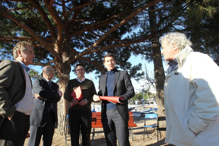 Pour peaufiner son projet maritime, le candidat David Lisnard s'est entouré de François Kolmer, président du CPIE, d'Yves Paoli, secrétaire général du Yacht-club de Cannes, de Christophe Fiorentino et de Gilbert Dubbiosi, pêcheur professionnel.