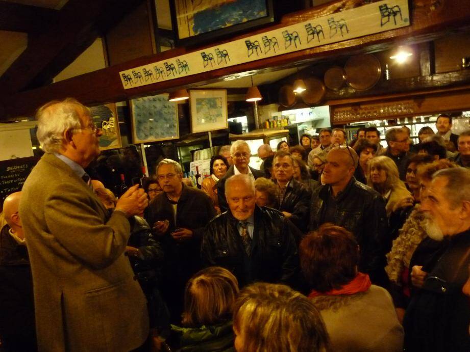 Mardi soir, c'est debout sur une chaise, au milieu de l'assistance, que Joseph Le Chapelain a présenté ses vœux à ses supporters.