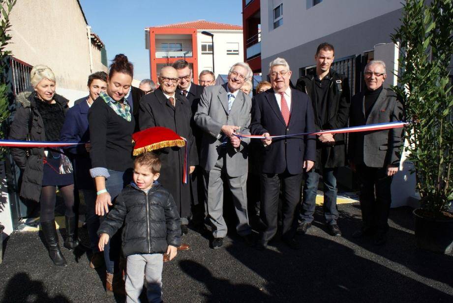 Inauguration officielle par Raymond Abrines, maire, accompagné par Philippe Vitel et de nombreux officiels.