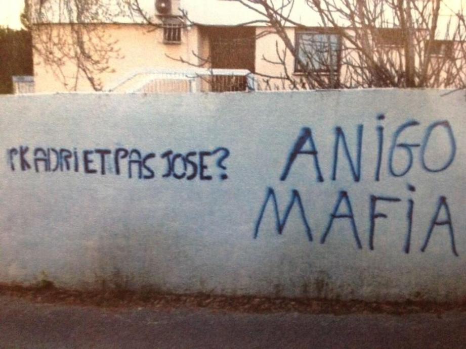 Ces inscriptions qui évoquent notamment la mort du fils de l'entraîneur de l'OM ont été inscrites sur le mur d'une traverse qui longe le centre d'entraînement Robert Louis-Dreyfus.