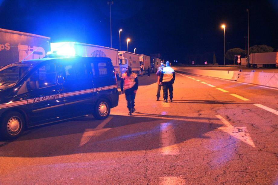 Hier soir, les gendarmes stockaient les poids lourds en provenance de l'Italie à la Turbie.(Ph. Eric Sennegon)