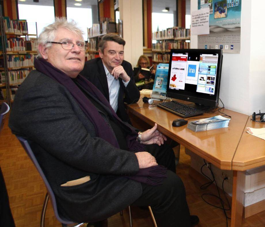 Devant l'ordinateur dédié, Charles Amic, conseiller municipal délégué à la médiathèque et Alain Depieds, qui en est le directeur.