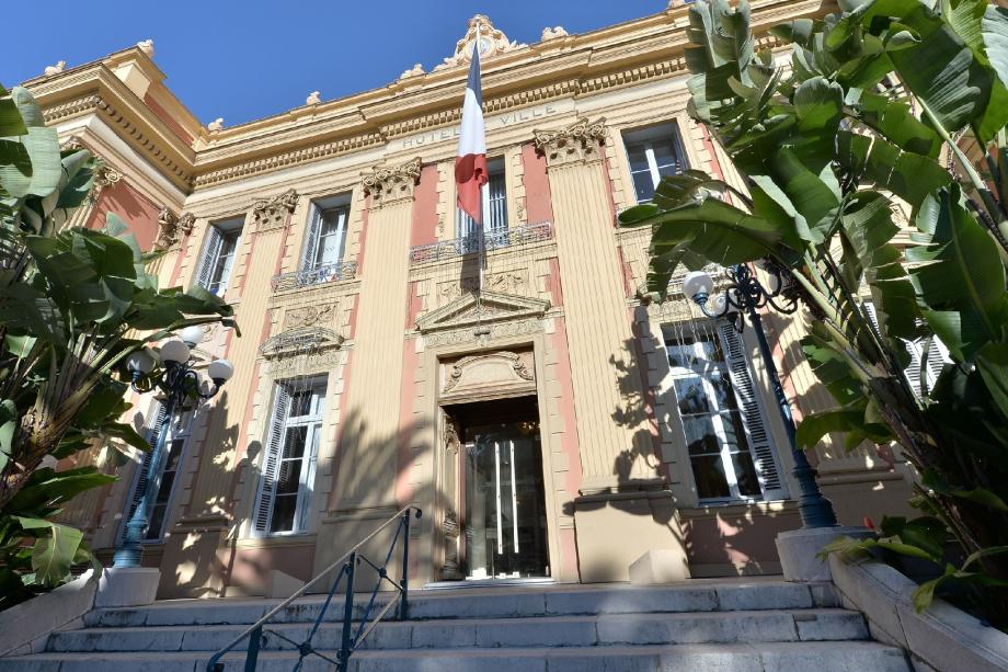 Émile Biovès est le premier des maires mentonnais à siéger place Ardoïno. L'administration municipale s'est installée en 1902 dans les locaux actuels après avoir occupé des bâtiments du couvent des Capucins qui jouxtent la chapelle des Pénitents Noirs et un ancien hôtel de la place Nationale (aujourd'hui Clemenceau).