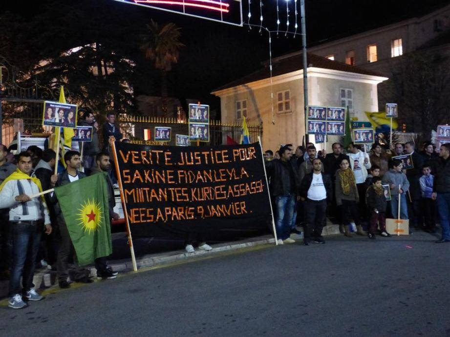 Les militants kurdes, des familles avec enfants, ont brandi devant la préfecture les banderoles de trois militantes assassinées l’année dernière.