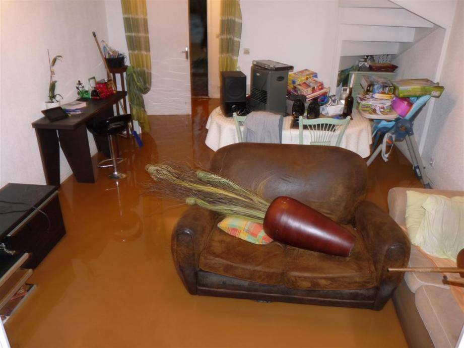 Le salon d'un domicile du hameau de Beylesse, au Thoronet, envahi dimanche matin par les eaux boueuses.