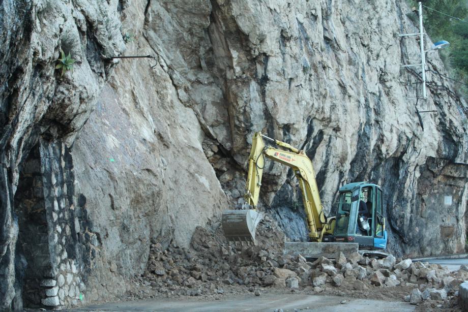 Après le dégagement des blocs (notre photo), les travaux de confortement ont pu être menés plus rapidement que prévu.