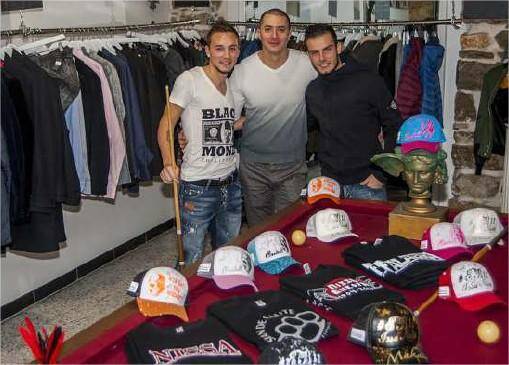 Johann Franchi entouré de deux joueurs niçois, Eric Bauthéac et Alexy Bosetti, lors de la présentation récente de la dernière ligne siglée alourashop à la boutique « L'Homme Garibaldi ».