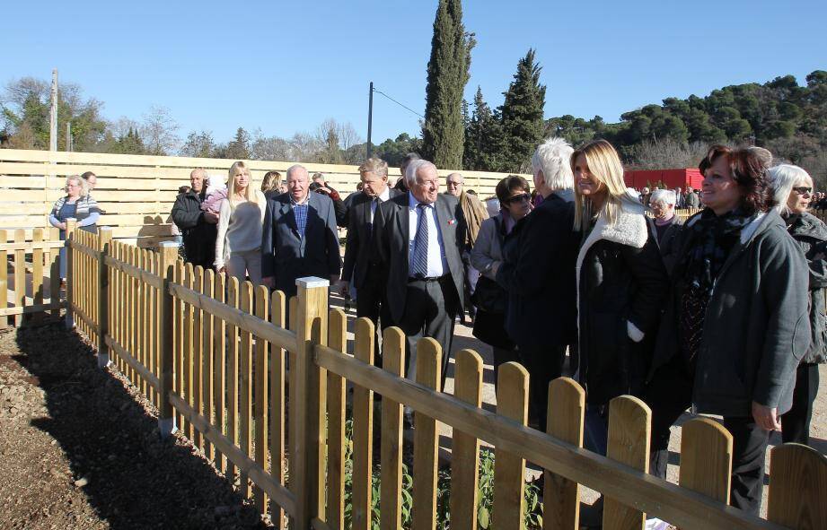 De jolies barrières en bois, des coffres pour les outils, les jardiniers en herbe disposent des conditions idéales pour cultiver leur petit jardin. 