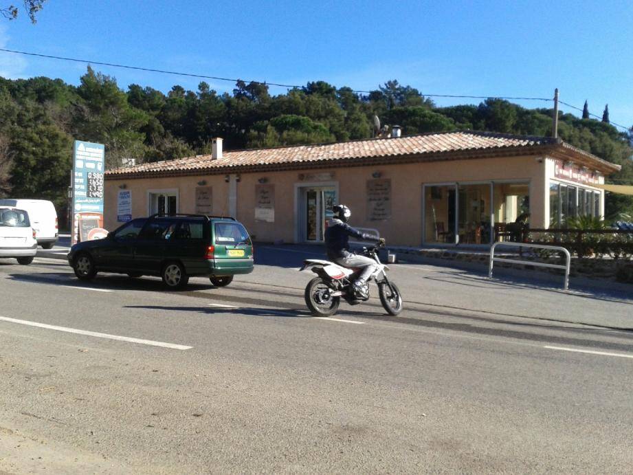 Devant la station-service, située à l'entrée du village fraxinois côté Grimaud, la ligne blanche a subi une transformation artisanale visant à la faire devenir discontinue.