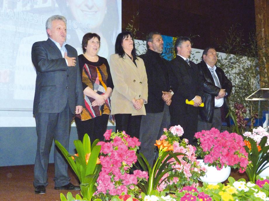 Les colistiers d'Estelle Borne sur l'estrade lors de sa réunion publique de mardi soir.