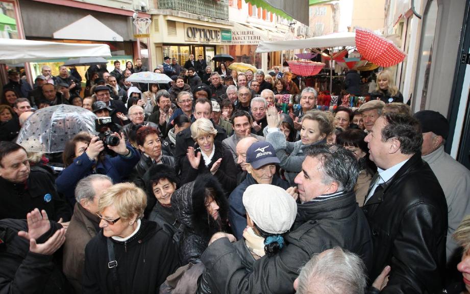 Bain de foule pour Elie Brun dans la rue Seyes.