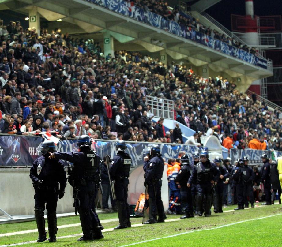 Quatre policiers ont été blessés le soir de la rencontre Cannes-Montpellier.