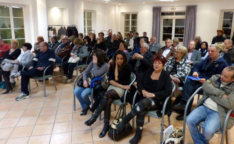 De nombreux commerçants sont venus dialoguer, lundi soir, avec le maire sortant et plusieurs de ses futurs adjoints.