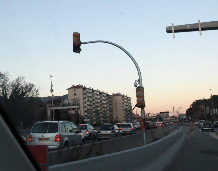 Un feu tricolore surplombant l'A57, en sortie Est de Toulon. Avec les barrières et panneaux à message variable, ce dispositif sera testé en configuration réelle de circulation, début mars.