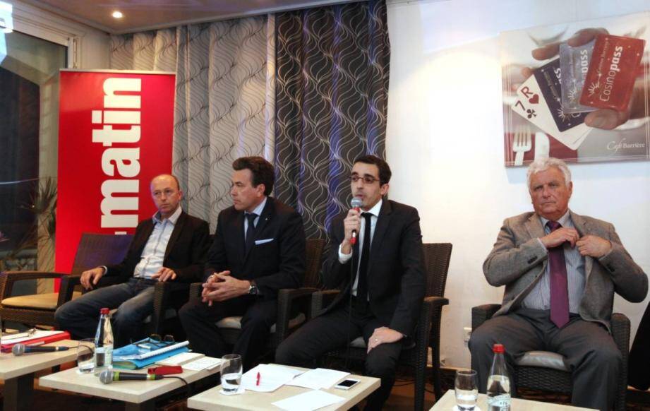 Les trois candidats à Sainte-Maxime, Thierry Gobino (SE), Vincent Morisse (DvD) et  Bernard Rolland (DvD), autour du directeur des rédactions de Nice-Matin Olivier Biscaye.