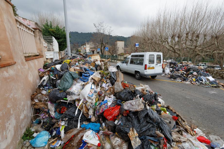 Au Castellet ce mercredi matin, les habitants ont découvert plusieurs tonnes d’ordures, déversées en différents endroits de la commune