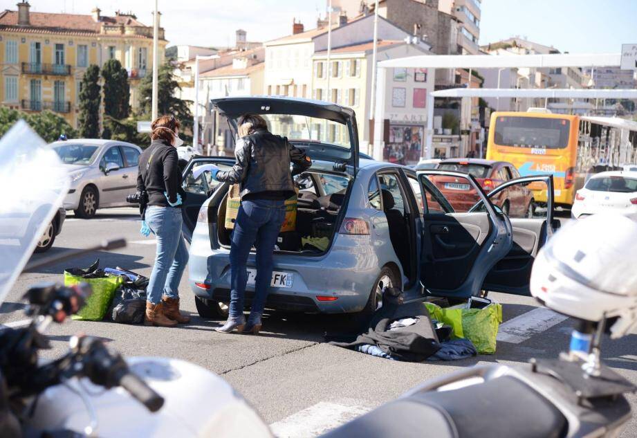 Les policiers de Cannes ont procédé à une fouille minutieuse du véhicule.                                                                     