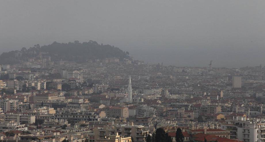 Depuis plusieurs jours, le « smog » recouvre une bonne partie de la Côte d’Azur, dont la ville de Nice.