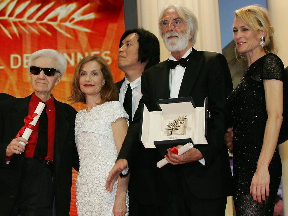 Alain Resnais (à gauche) s'était vu décerné le prix spécial du jury du festival de Cannes pour Les Herbes folles en 2009. 