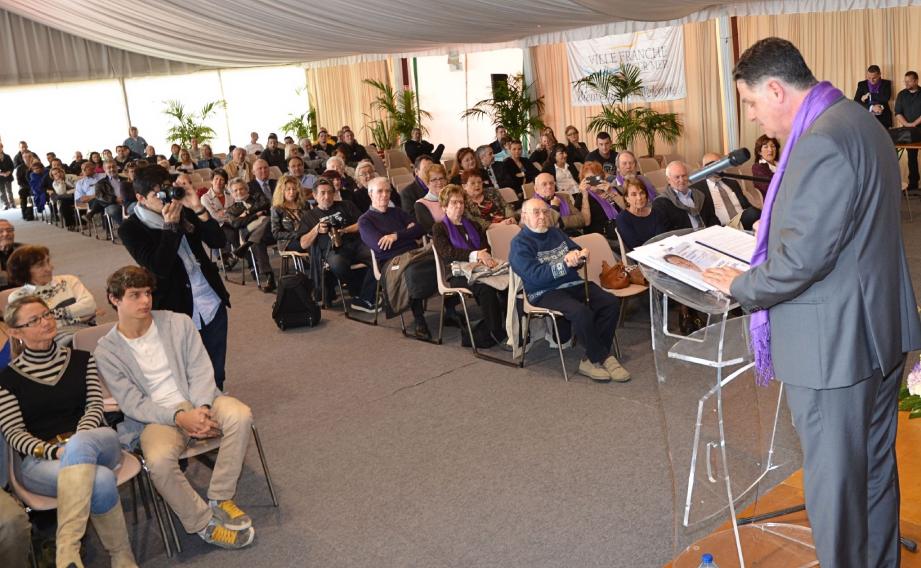 Jean-Pierre Mangiapan devant son auditoire samedi matin sous le chapiteau.