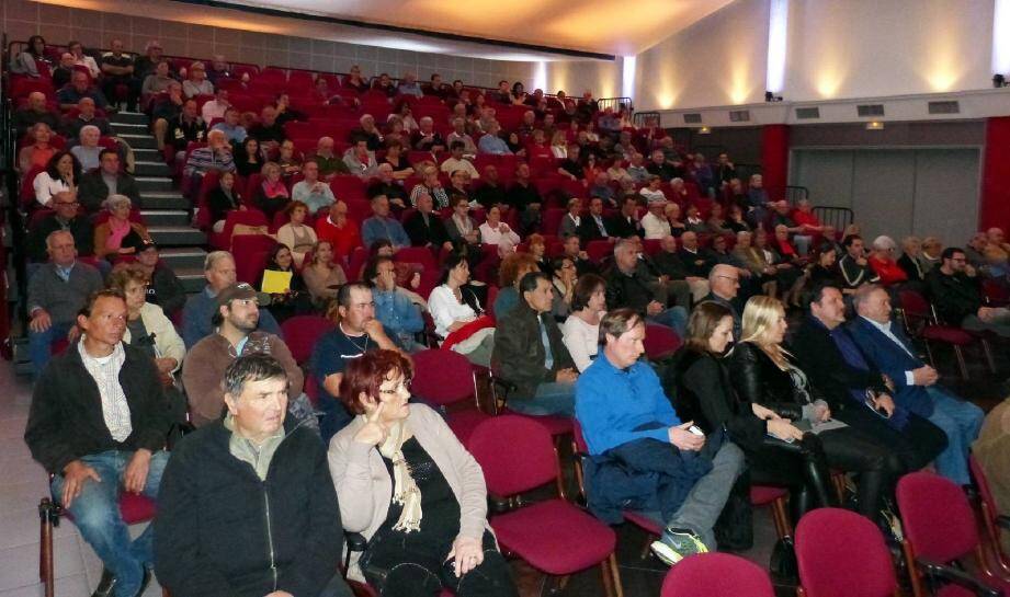 Une assistance attentive aux propos de Michel Courtin (photo en haut à droite) puis de Roland Bruno (juste derrière lui).