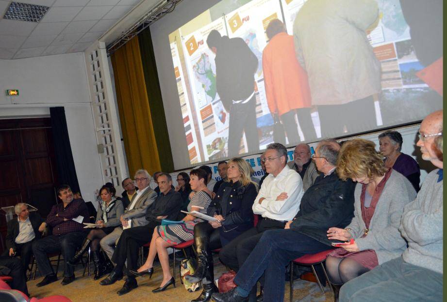 Bilan en images, avec quelques problèmes de sono, présentation des colistiers amenés à jouer un rôle majeur, réponse aux attaques et programme, pour cette réunion de clôture.