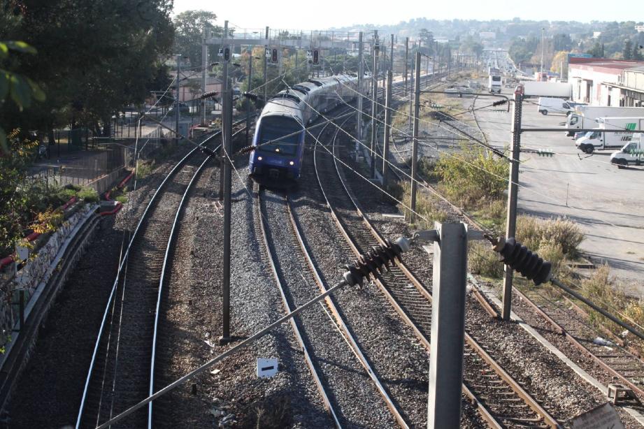 Une troisième voie SNCF a été mise en service entre Cagnes et Antibes le 15 décembre 2013