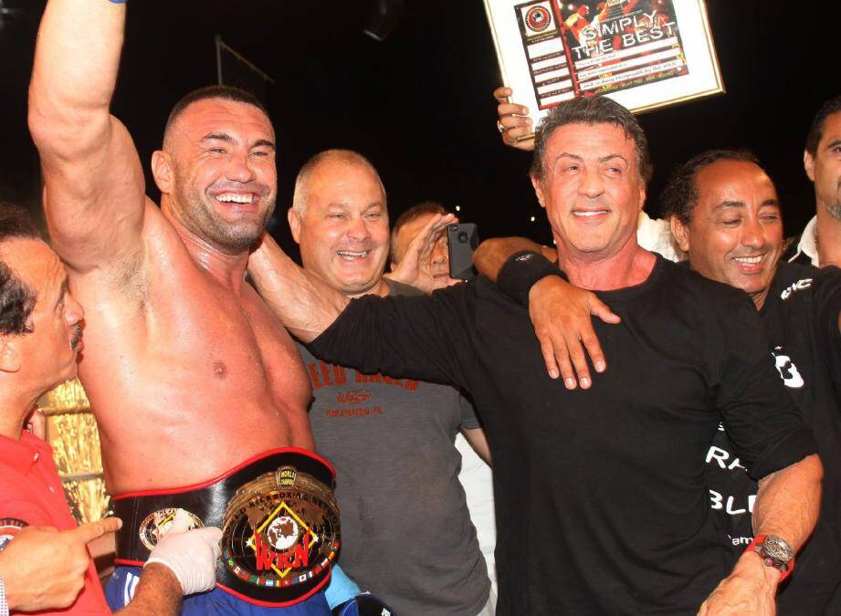 Lors de la remise de la ceinture à Jérôme Le Banner, l'homme d'affaires suisse Olivier Muller (au centre) , jubilait avec la star hollywoodienne Sylvester Stallone. Aujourd'hui, il ne sait pas si le prestigieux gala pugilistique fera son retour cet été.